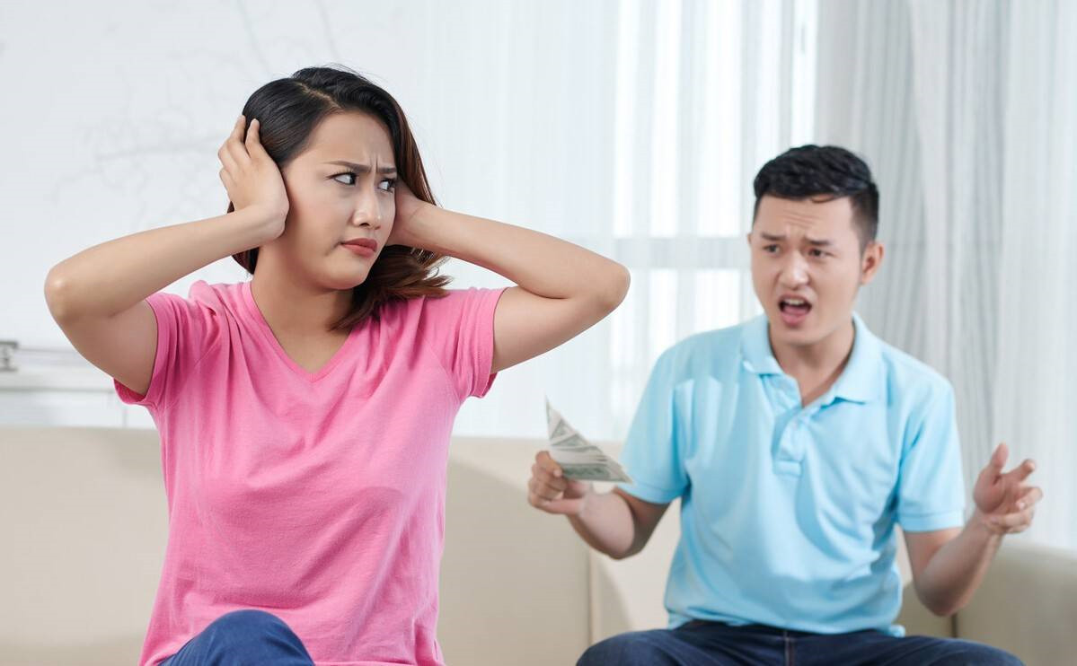 在處理婚外情時，自己去做好還是委托深圳偵探公司更好呢?